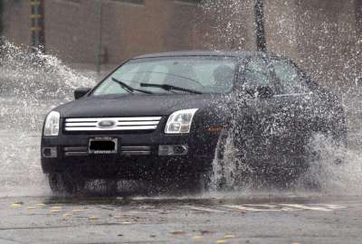 Las autoridades recomiendan disminuir la velocidad mientras llueve.