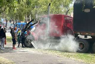 Actualizaci&oacute;n: Dos personas fallecieron en el mega choque que involucr&oacute; a un tr&aacute;iler, tres buses y dos taxis