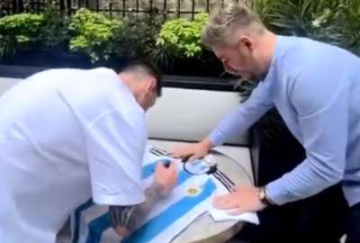 El momento de Messi y un hincha que le pidi&oacute; que le firme una camiseta