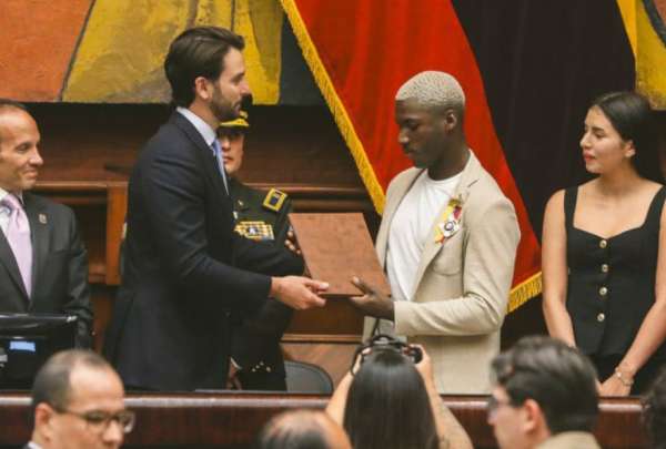 Mois&eacute;s Caicedo fue condecorado en la Asamblea Nacional