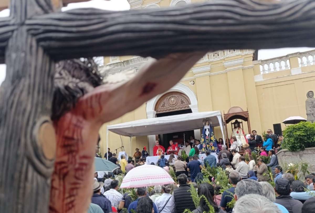 En Pomasqui se desarrolló al aire libre la misa del Domingo de Ramos