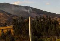 Personal del Cuerpo de Bomberos y ECU911 atienden dos incendios forestales.