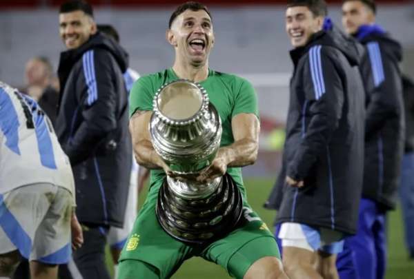 El guardameta realiz&oacute; gestos ofensivos con el trofeo de la Copa Am&eacute;rica, tras el partido contra Chile. 