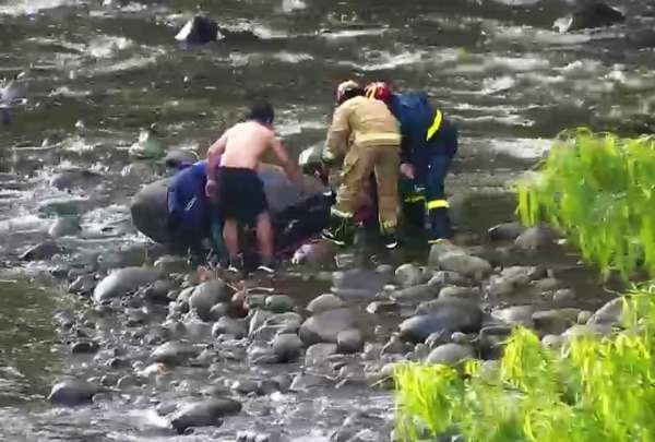 Personal de emergencias atendi&oacute; a persona con signos de hipotermia en medio del r&iacute;o Tomebamba