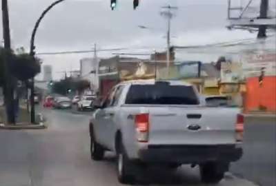 Los dos hombres se movilizaban en una camioneta por el carril exclusivo. 
