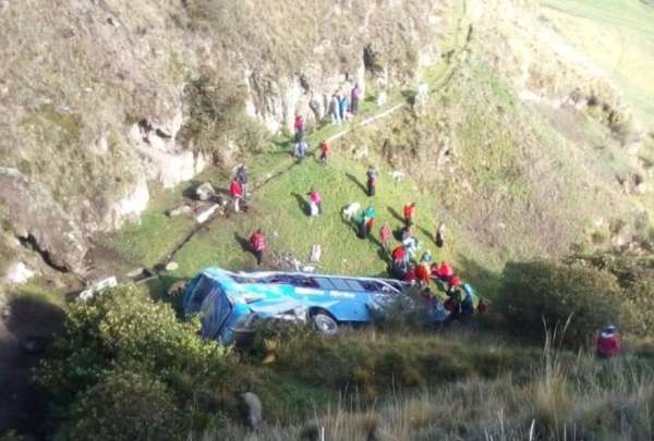 Un bus intercantonal se volc&oacute; en el cant&oacute;n Guamote, sector Palmira. Tres personas murieron y dos quedaron heridas.
