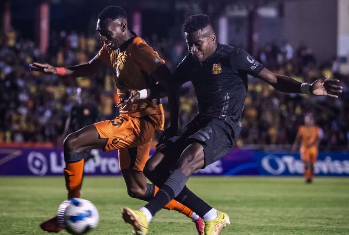 El plantel de Libertad celebra su primer campeonato