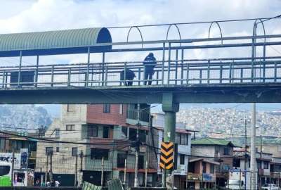 Detonan un artefacto explosivo en un puente peatonal en Quito