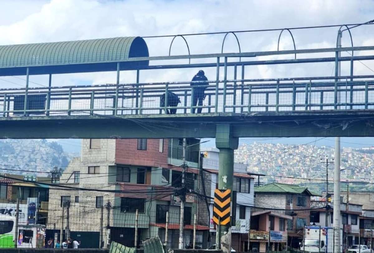 Detonan un artefacto explosivo en un puente peatonal en Quito