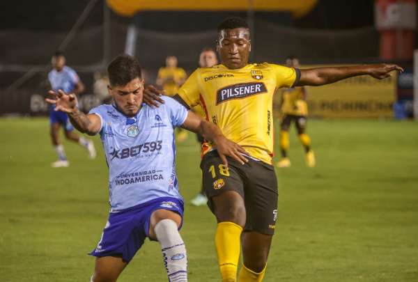 John Jairo Cifuentes (der.) abri&oacute; el marcador para Barcelona ante Macar&aacute;