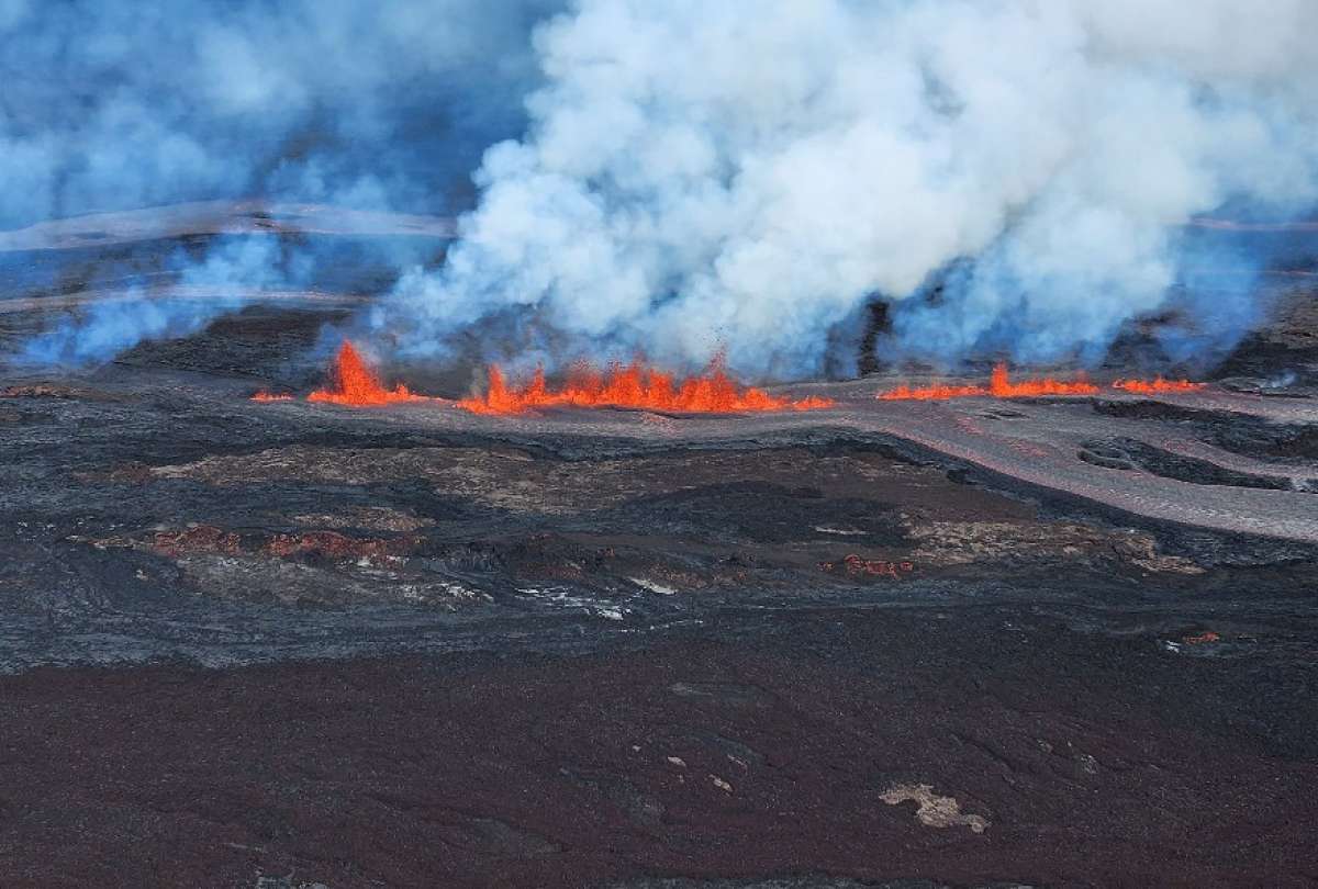 El volcán más grande del mundo erupciona en Hawai