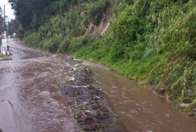 Un deslizamiento de tierra causa tr&aacute;fico vehicular en la avenida Sim&oacute;n Bol&iacute;var