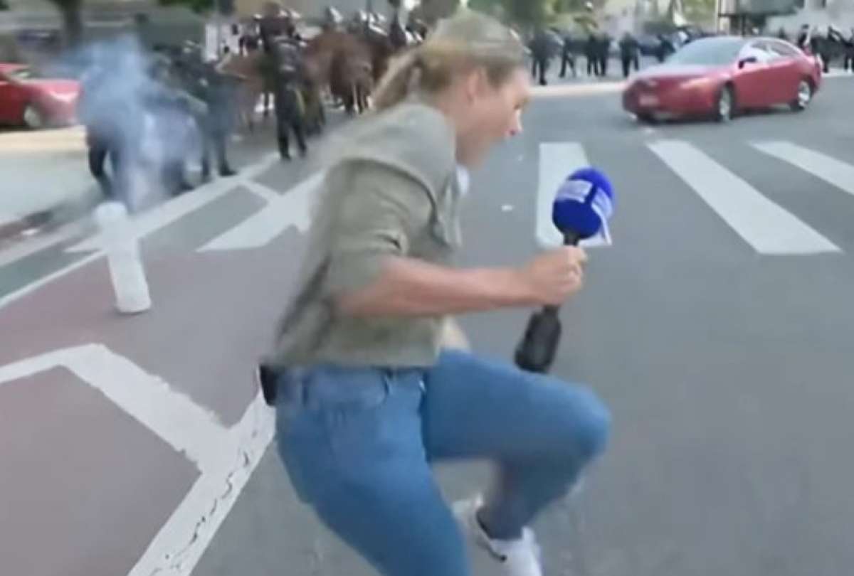 Lauren Tomasi, periodista del medio 9News, fue impactada por una bala de goma durante las protestas antimigratorias en Estados Unidos. 