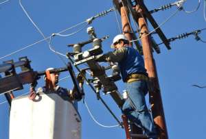 La Corporaci&oacute;n Nacional de Electricidad anuncia desconexiones de tres horas. Las autoridades descartan que los cortes sean por la crisis energ&eacute;tica.