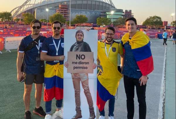 Hinchas ecuatorianos llevan a su amigo impreso en un cart&oacute;n