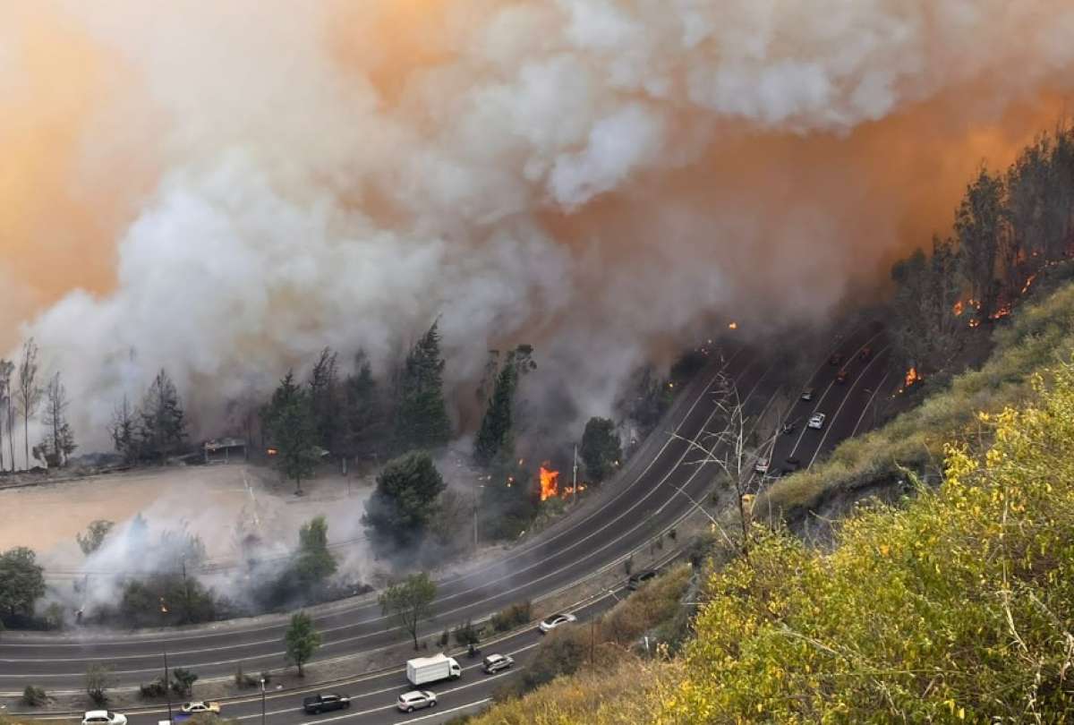 Un incendio en el sector de Guápulo afectó la circulación en la avenida Simón Bolívar. 