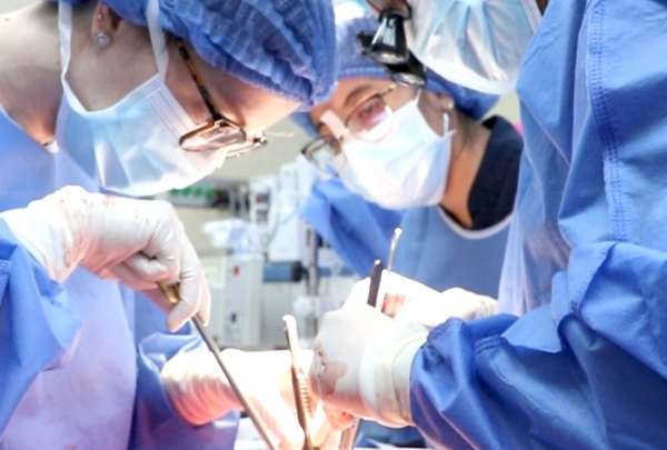 M&eacute;dicos de tres hospitales participaron en una operaci&oacute;n de donaci&oacute;n de &oacute;rganos para salvar la vida de cuatro personas. 