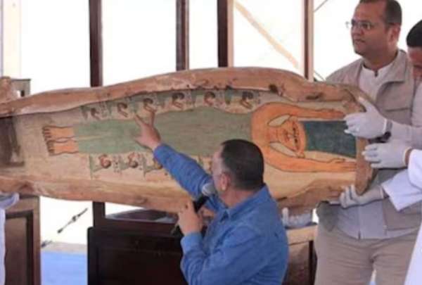 En Egipto, una figura pintada en un ata&uacute;d de hace 3.500 a&ntilde;os ha causado furor por su asombroso parecido con Marge Simpson. 