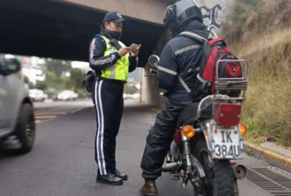 Los propietarios de las motocicletas que lleven dos pasajeros o m&aacute;s ser&aacute;n multados con el 15% de un salario b&aacute;sico unificado.