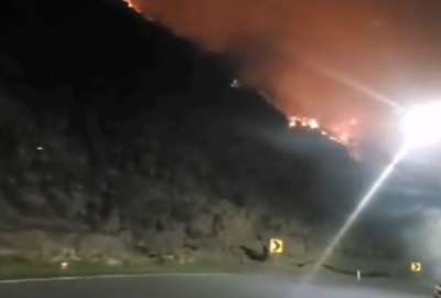 Las llamas del incendio forestal se observan desde la carretera Ba&ntilde;os-Pelileo.  