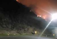 Las llamas del incendio forestal se observan desde la carretera Baños-Pelileo.