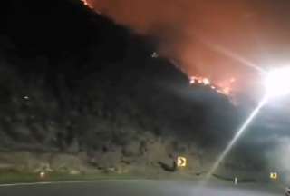 Un incendio forestal de magnitud se origin&oacute; en una monta&ntilde;a en Ba&ntilde;os