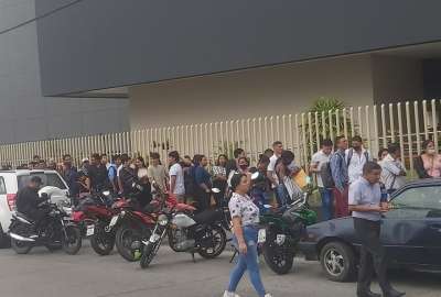  En un supermercado de la ciudad hubo largas filas de personas.