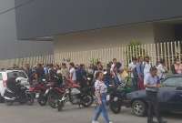 En un supermercado de la ciudad hubo largas filas de personas.