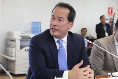 Henry Cucal&oacute;n cree que debe seguir el proyecto