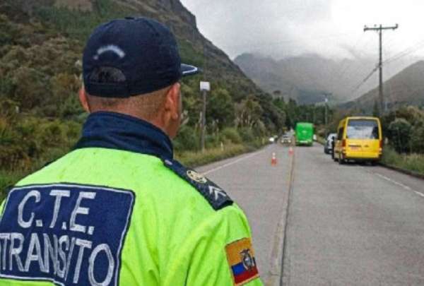 El agente pidi&oacute; y recibi&oacute; dinero a cambio de dejar en libertad a un menor que no contaba con licencia de conducir. 