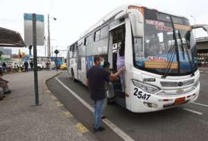 El alcalde de Guayaquil, Aquiles Alvarez, confirm&oacute; que el pasaje urbano en esa ciudad ser&aacute; subsidiado. 