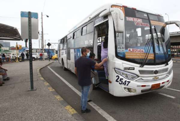 El alcalde de Guayaquil, Aquiles Alvarez, confirm&oacute; que el pasaje urbano en esa ciudad ser&aacute; subsidiado. 