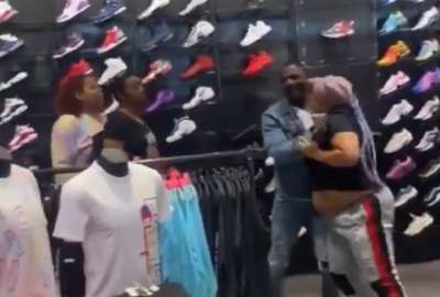 EE.UU.: Mujeres se fueron a los golpes en una tienda de zapatos