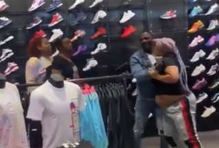EE.UU.: Mujeres se fueron a los golpes en una tienda de zapatos