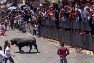 Hombre queda inconsciente tras cornadas de un toro en festival de M&eacute;xico