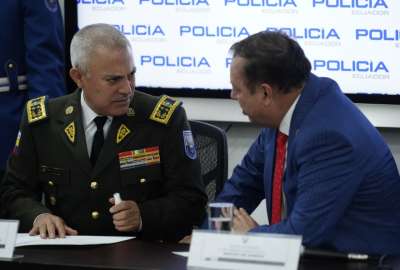 Fausto Salinas y Juan Zapata no est&aacute;n de acuerdo con reintegrar elementos que hayan sido procesados
