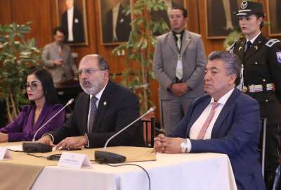 El anunci&oacute; sobre la vacancia legislativa lo hizo el presidente Henry Kronfle (centro).