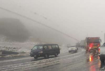 Personal policial inform&oacute; que la nieve a&uacute;n se mantiene en la zona, por lo que las v&iacute;as Pifo -Papallacta y Papallacta - Y de Baeza est&aacute;n cerradas. 
