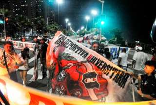 Hinchas de Fluminense no dejaron dormir a los jugadores de Liga de Quito