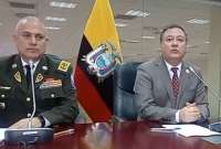 El ministro del Interior, Juan Zapata (d), dio datos sobre el asesinato de Eduardo Mendúa, líder de la Confederación de Nacionalidades Indígenas del Ecuador (Conaie).