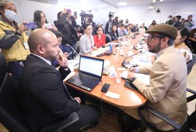 El periodista Anderson Bosc&aacute;n (der.) junto a los miembros de la Comisi&oacute;n de Justicia de la Asamblea Nacional. 