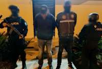 La detención de estas personas se realizó dentro de un nuevo caso de presunta delincuencia organizada, que sacude nuevamente a la justicia. La Fiscalía General del Estado, en conjunto con la Policía Nacional, desplegaron el operativo se lleva a cabo desde la madrugada de este 3 de abril de 2024, en 8 provincias.