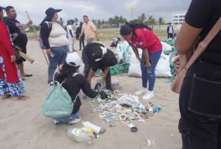 M&aacute;s de 600 j&oacute;venes limpian Playas de Villamil y recuperan 3 toneladas de residuos