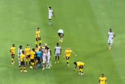 Esta no es la primera vez que el futbolista le pide a un compa&ntilde;ero que se lance al piso.