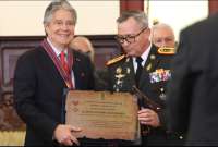 El presidente Guillermo Lasso (izq.) recibi&oacute; la Medalla Casa Militar Presidencial al M&eacute;rito en el grado de Gran Collar.
