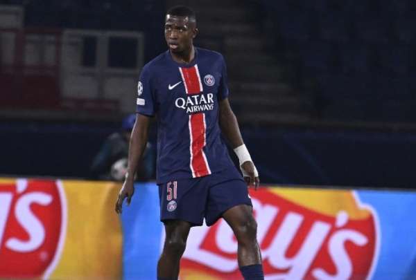Wilian Pacho, en su debut con el Par&iacute;s Saint-Germain en la Champions League.