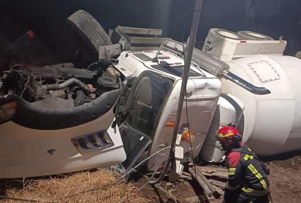  Personal de emergencia trabaja en el retiro del veh&iacute;culo volcado en el sector de Guajal&oacute;, al sur de Quito.