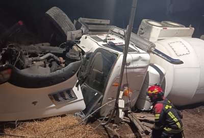  Personal de emergencia trabaja en el retiro del veh&iacute;culo volcado en el sector de Guajal&oacute;, al sur de Quito.