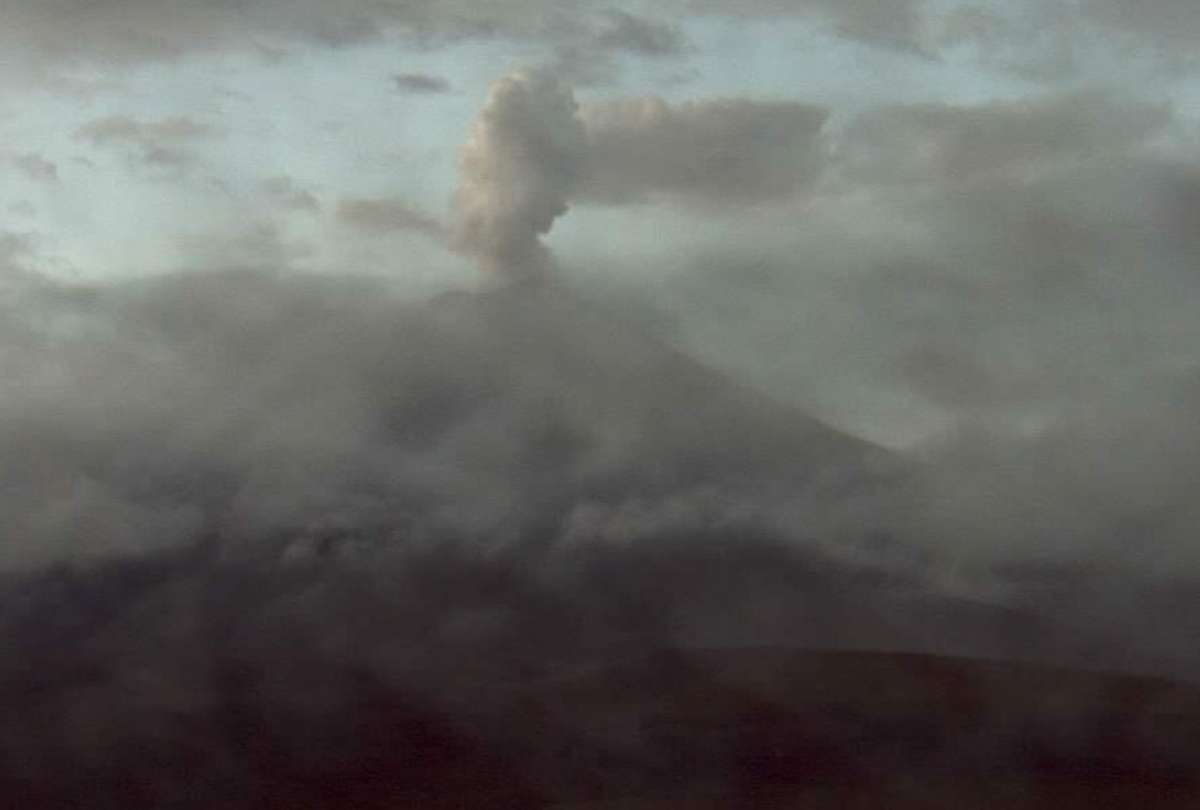 Volc&aacute;n Cotopaxi emiti&oacute; una columna de gases y ceniza