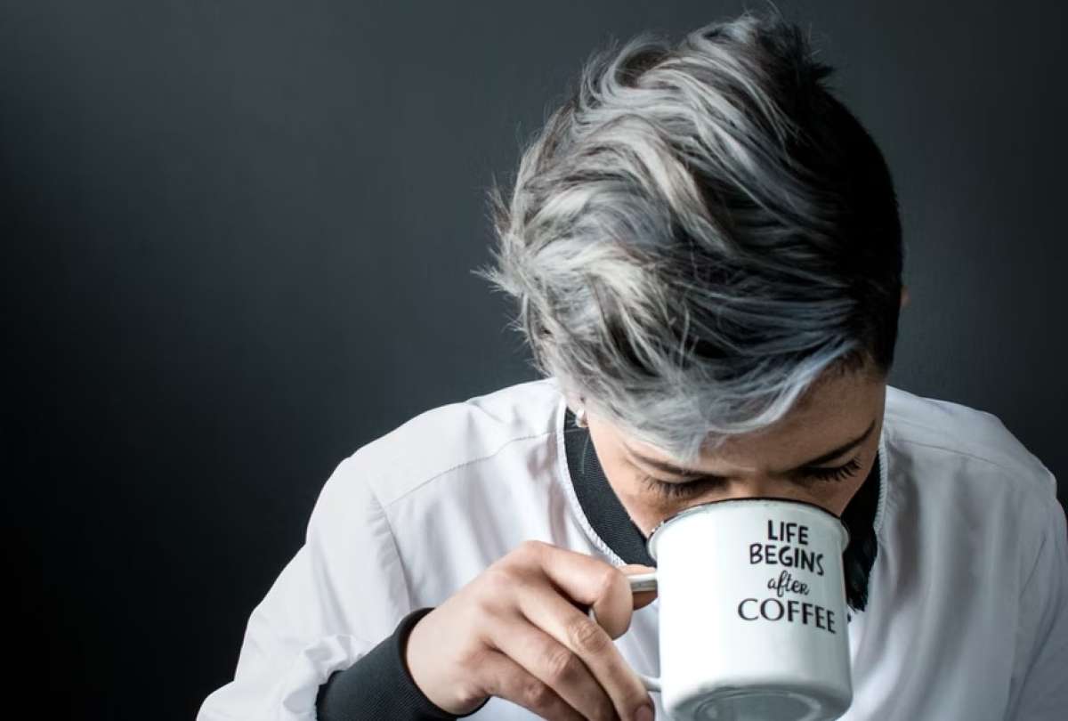 El aparecimiento de canas en la cabellera de hombres y mujeres es normal conforme avanza el tiempo y aumenta la edad de los individuos. Existe la creencia de que el estr&eacute;s prolongado puede causar que el cabello cambie de color a una tonalidad gris, es decir produzca canas por la crisis emocional que la persona tenga que enfrentar. Pero los expertos se dedicaron a desmitificar esta idea. Robert H. Shmerling, miembro actual de la Facultad de Medicina de Harvard y editor senior de la Harvard Health Publishing, sostiene que luego de los 35 a&ntilde;os de edad los fol&iacute;culos pilosos experimentan un efecto del avance del tiempo y empiezan a producir cabello con menos color y el nuevo cabello que se produce ser&aacute; canoso. &ldquo;Los fol&iacute;culos pilosos producen menos color a medida que envejecen, por lo que cuando el cabello pasa por su ciclo natural de te&ntilde;irse y regenerarse, es m&aacute;s probable que crezcan canas despu&eacute;s de los 35 a&ntilde;os&rdquo;, asever&oacute; Robert H. Shmerling. En ese sentido los expertos sostienen que el estr&eacute;s no puede cambiar el color del pelo existente, pero s&iacute; puede provocar efluvio tel&oacute;geno que es un proceso en el que el cabello se cae tres veces m&aacute;s r&aacute;pido de lo normal, pero el cuerpo puede regenerarlo a la misma velocidad, por lo que tampoco es una condici&oacute;n que provoque calvicie, seg&uacute;n los estudios. Al ser la poblaci&oacute;n de 30 a&ntilde;os en adelante la m&aacute;s expuesta a procesos de estr&eacute;s, esos cabellos nuevos muy probablemente sean canas porque a esa edad el organismo produce menos cantidad de melanina, que es la sustancia que define la intensidad del color del cabello. Seg&uacute;n el portal de noticias Infobae, las canas est&aacute;n relacionadas tambi&eacute;n con un factor gen&eacute;tico y si en el caso de alguien aparecen a una edad muy temprana o muchos a&ntilde;os antes en comparaci&oacute;n con sus padres podr&iacute;an indicar un s&iacute;ntoma que merezca la atenci&oacute;n m&eacute;dica.